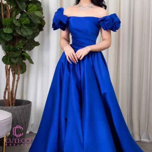 فستان سهرة نيلي بأكمام وردية ناعمة