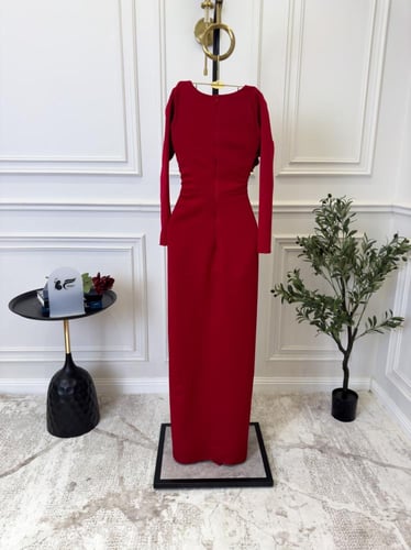 فستان سهرة أحمر كريب مورد من كيوتشي – لمسة فخامة و...