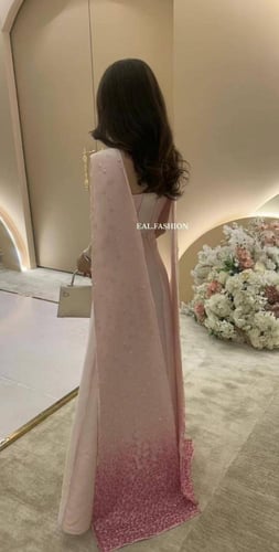 فستان سهرة لحمي وردي مع شال طويل – من كيوتشي CUTEC...