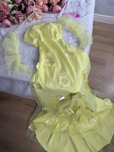 فستان سهرة أصفر تل مزين بالورود