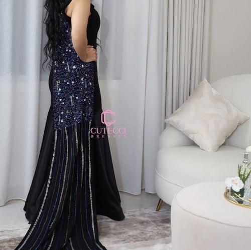 فستان اسود مطرز ذيل طويل من كيوتشي