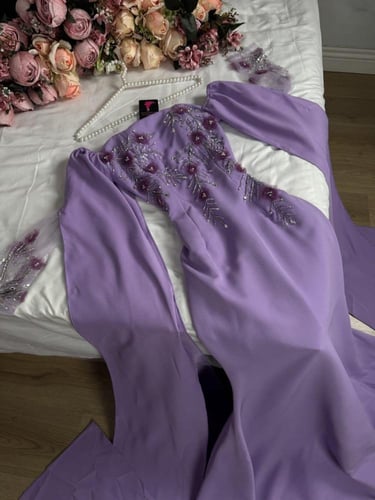 فستان سهرة موف باربي مطرز بالزهور