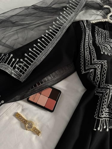 جلابية سوداء ملكية بتطريز أنيق