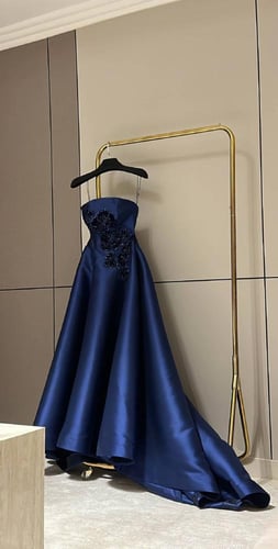 فستان ستان كحلي للسهرة ناعم وراقي من كيوتشي