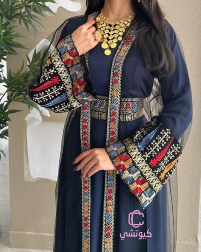 جلبية سهرة ملكية كحلي بتطريز شرقي فاخر – ماركة CUT...