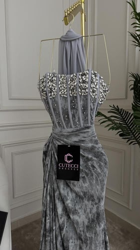 فستان سهرة رمادي مطرز بالكريستال الفاخر
