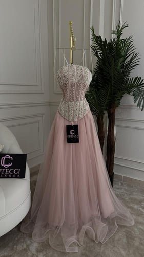 فستان سهرة وردي مطرز باللؤلؤ الفاخر