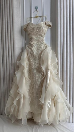 فستان سهرة أوف وايت ملكي فاخر