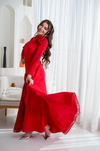 فستان سهرة أحمر بورود فخمة