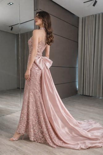 فستان سهرة وردي مطرز ملكي