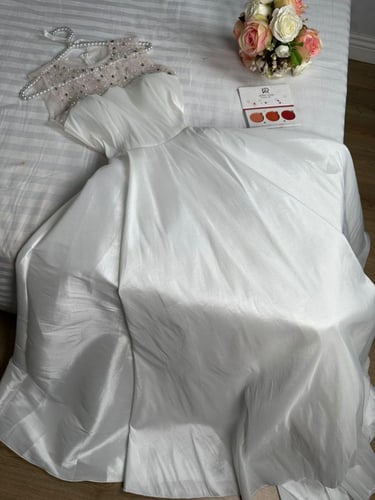 فستان سهرة أبيض بتطريز فخم