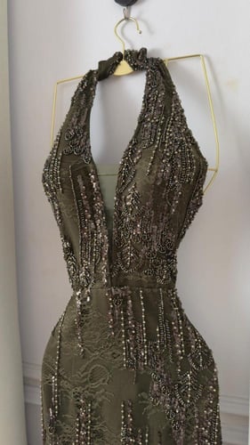 فستان خطوبة زيتوني مطرز بالترتر