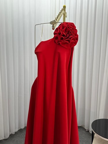 فستان حوامل سهرة أحمر طويل بلمسة ملكية