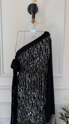 فستان سهرة أسود ون شولدر مطرز بكريستال فاخر