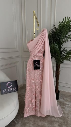 فستان سهرة وردي مطرز بورود فاخرة