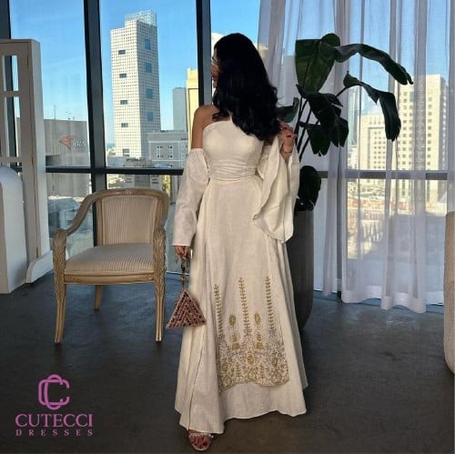 جلابية بيضاء بتطريز ذهبي هندي فاخر