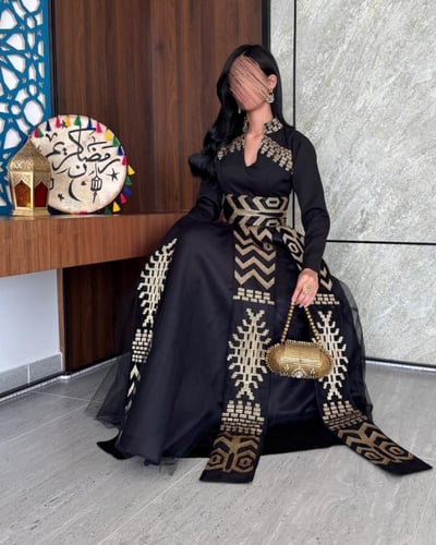 جلابية سوداء مزخرفة باللون الذهبي من ماركة كيوتشي...