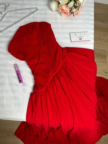 فستان خطوبة أحمر مكشوف الكتفين بكسرات فخمة | فساتي...