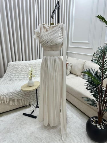 فستان بيج فاتح أنيق بكسرات انسيابية من CUTECCI