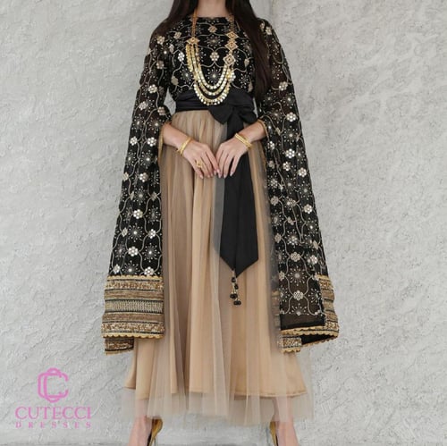 جلابية سهرة مطرزة فاخرة بأكمام واسعة