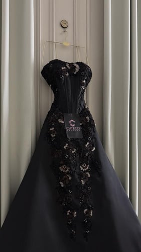 فستان سهرة أسود بقصة كورسيه