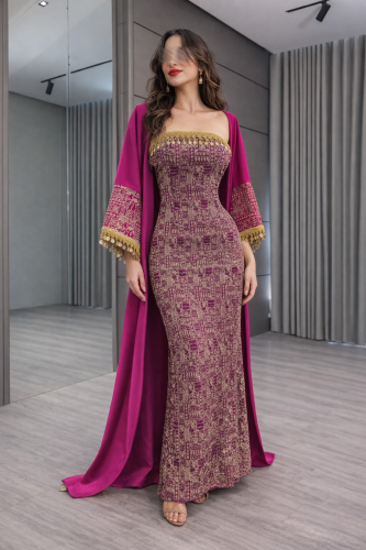 جلابية فوشي مزخرفة بالكامل مع بشت فوشي ذهبي من مار...