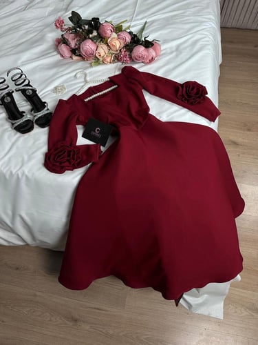 فستان عودي قصير مع ورود بالأكمام من كيوتشي