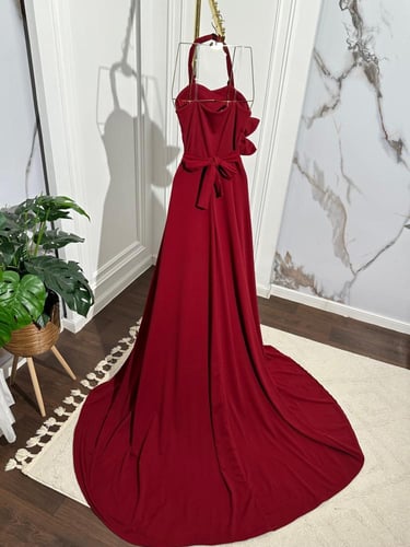 فستان سهرة عنابي بورد جانبي أنيق