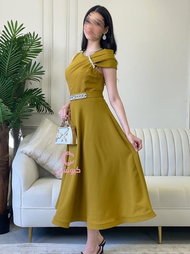 فستان كموني بزخارف كريستالية أنيقة