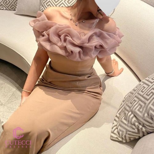 فستان سهرة بيج بكشكش ناعم على الصدر