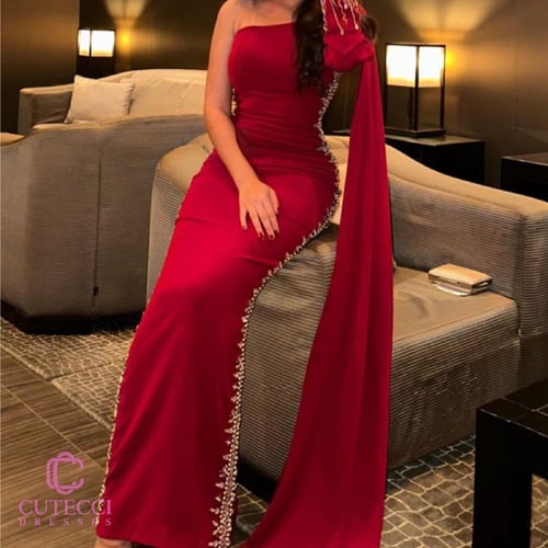 فستان سواريه أحمر مطرز بشال جانبي