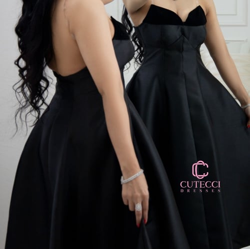 فستان سهرة أسود ميدي بفتحة صدر أنيقة