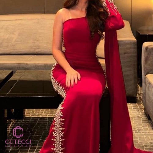 فستان سواريه أحمر مطرز بشال جانبي