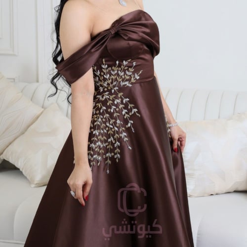 فستان سهرة بني مطرز فخم