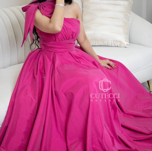 فستان فوشي سهره شانتون بأكتاف غير متماثلة – CUTECC...