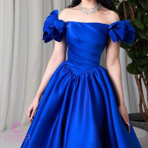 فستان سهرة نيلي بأكمام وردية ناعمة