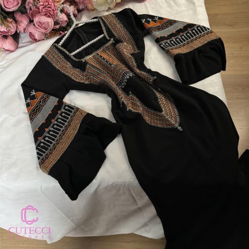 جلابية سوداء سواريه بأكمام واسعة فخمة