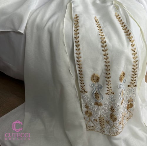 جلابية بيضاء بتطريز ذهبي هندي فاخر
