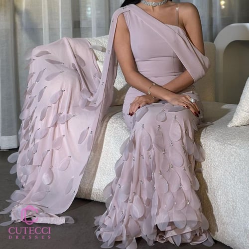 فستان شيفون مطرز لحمي مع شال طويل