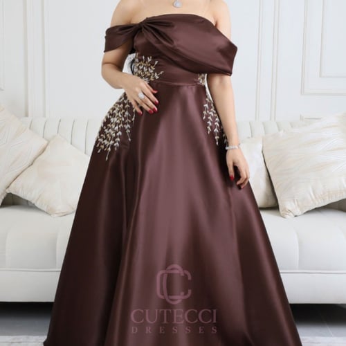 فستان سهرة بني مطرز فخم