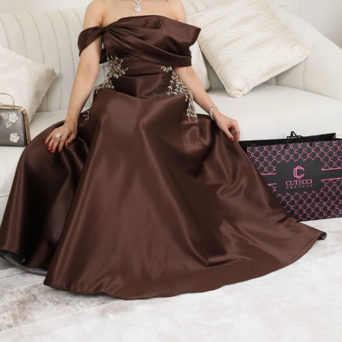 فستان سهرة بني مطرز فخم