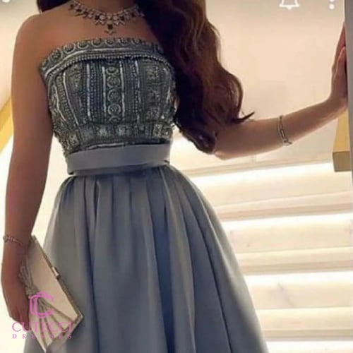 فستان سهرة فضي مطرز بلمسة ملكية