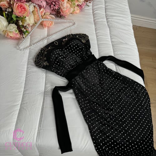 فستان سهرة مخمل أسود مطرز