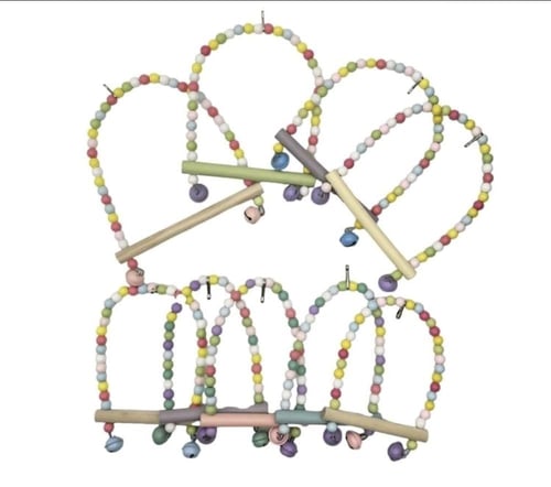 لعبة أرجوحة خشبية مخرزة بألوان متعددة للطيور