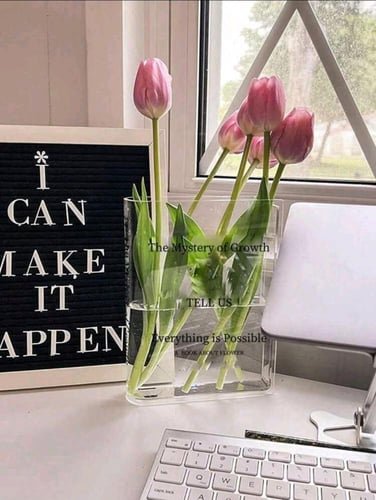 فازة زجاجية بتصميم كتاب