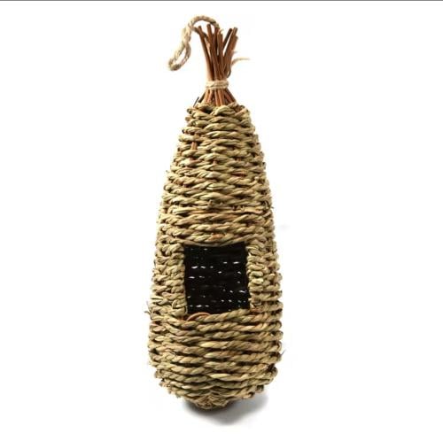 عش مصنوع من الطبيعة للطيور الصغيرة