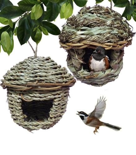 عش مصنوع من القش للطيور الصغيرة