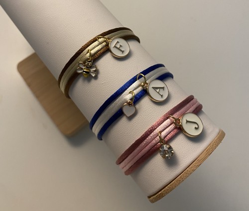 أساور أحرف مع شكل