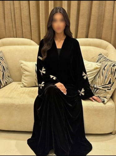 عباية مخمل تطريز بالاكمام