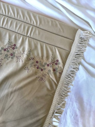 طقم سجادة الصلاة مع شرشف بيج